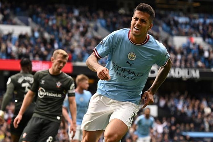 Bek Manchester City, Joao Cancelo, bersuka cita seusai membobol gawang Southampton dalam pertandingan Liga Inggris di Stadion Etihad, Sabtu (8/10/2022). Kabar terkini menyebutkan, Joao Cancelo akan bergabung dengan Bayern Muenchen.