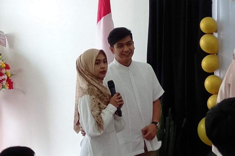 YouTuber Ria Ricis dan suaminya, Teuku Ryan merayakan Lebaran di Pesantren Maskanul Huffadz milik Oki Setiana Dewi, di Bintaro, Tangerang Selatan, Sabtu (22/4/2023).