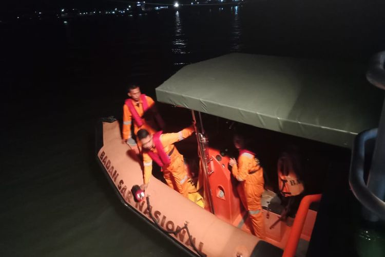 Tim SAR Tarakan Kaltara melakukan pencarian korban tabrakan speed boat yang terjadi di depan pelabuhan Tengkayu