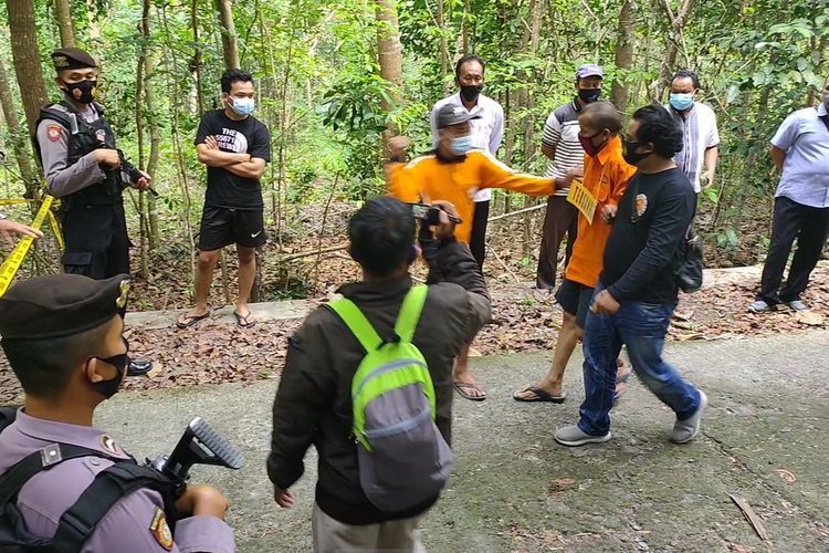 Aditya YP (19) mencoba memukul Agus Trikoyopari Suda (51) yang baru saja tiba di lokasi rekonstruksi pembakaran pada Pedukuhan Tawang, Kalurahan Banyuroto, Kapanewon Nanggulan, Kulon Progo, Daerah Istimewa Yogyakarta.