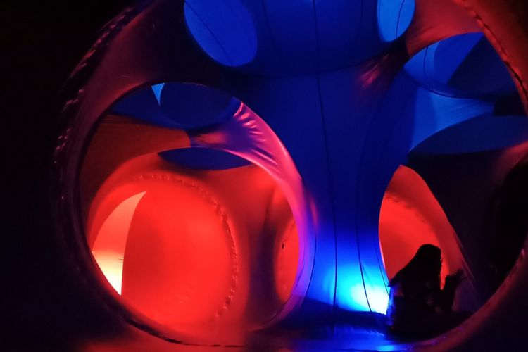 Salah satu area dalam instalasi Luminarium Trilumin di Mal Taman Anggrek, Jakarta.