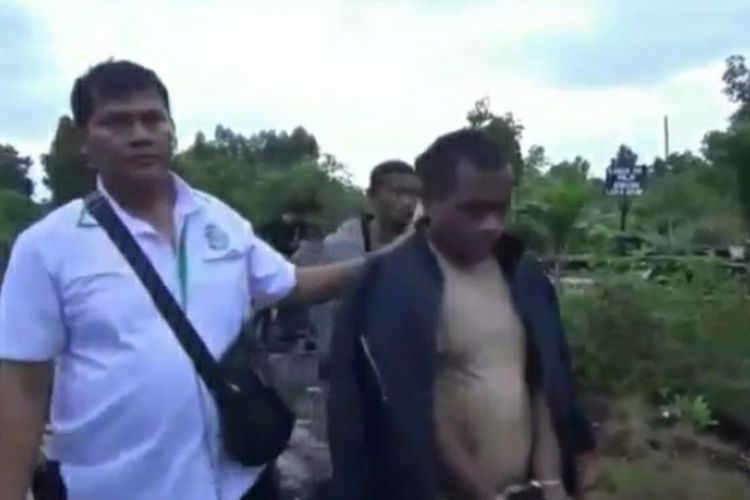 Petugas Satresnarkoba Polres Kampar mengamankan bandar sabu, AE (45), yang ditangkap disebuah pondok di kebun nanas di Desa Rimbo Panjang, Kecamatan Tambang, Kampar, Riau, Rabu (29/1/2020).