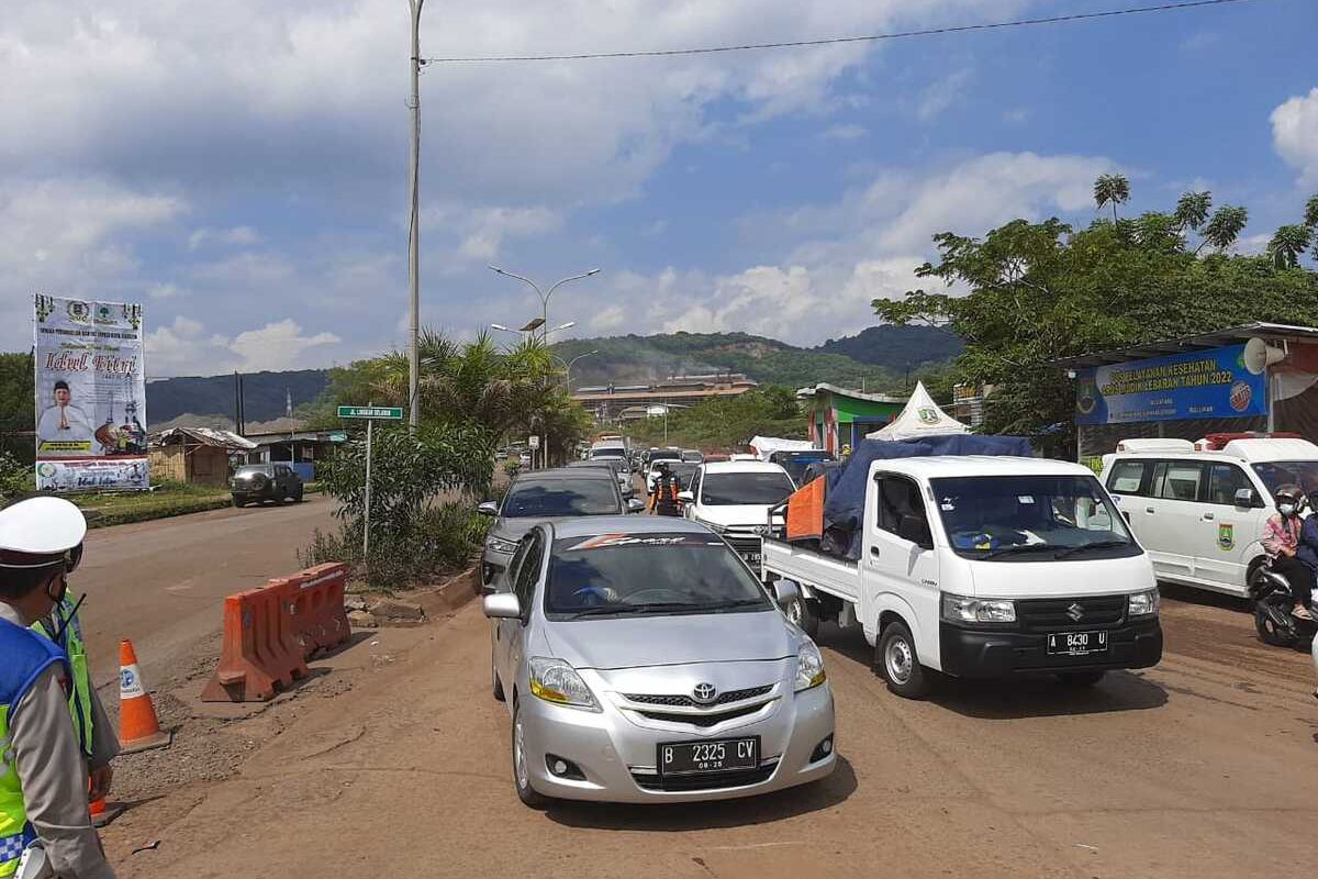 Polisi berlakukan sistem satu arah (one way) Menuju Kawasan Pantai Anyer, Rabu (4/5/2022).