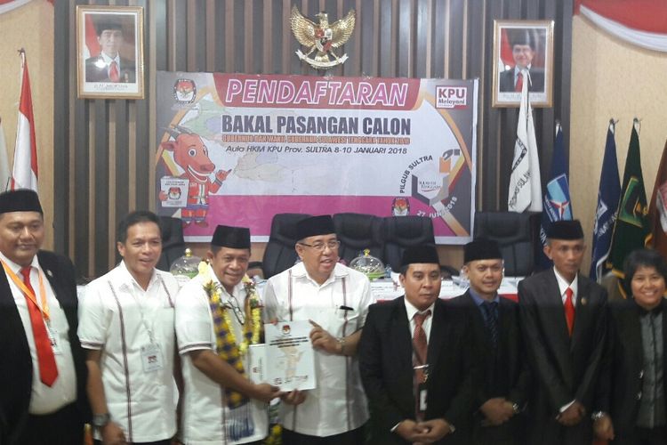 Pasangan Asrun-Hugua baju putih menggunakan kopiah berfoto dengan komisioner KPU Sultra usai mendaftar sebagai calon gubernur dan calon wakil gubernur Sultra di kantor KPU setempat. (KOMPAS.COM/KIKI ANDI PATI)