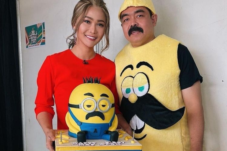 Melalui Instagram-nya, Inul Daratista mengunggah foto yang memperlihatkan ia memegang kue ulang tahun bertema tokoh kartun Minion, tetapi berkumis.
