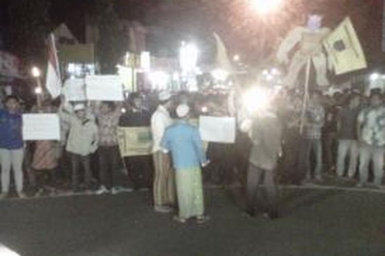 Puluhan Aktifis Pergerakan Mahasiswa Islam Indonesia (PMII) Jember, menggelar aksi damai terkait kerusuhan di Puger, Selasa (17/9/13).