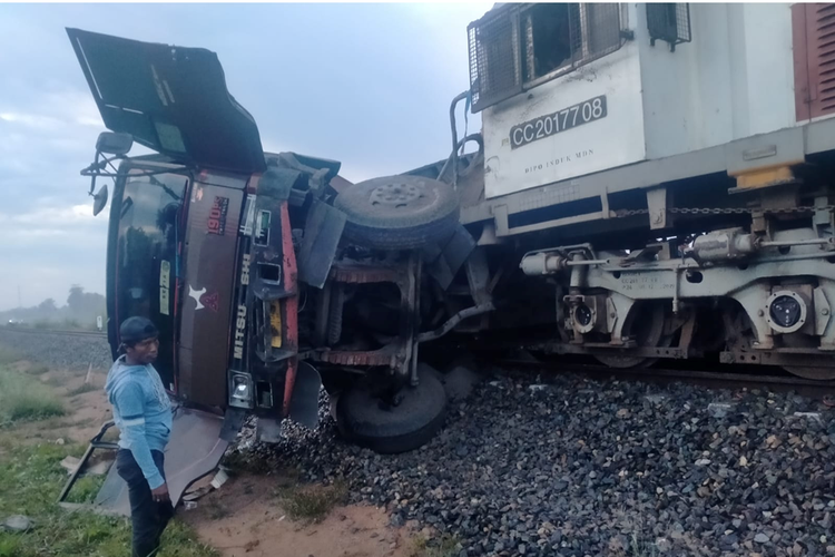 Foto yang memperlihatkan pascakecelakaan antara kereta api kontainer dengan truk di Sumatera Utara.