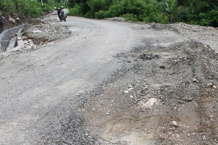 jalan sepanjang 1,3 kilometer di Desa Banain yang berbatasan langsung dengan Distrik Oekusi, Timor Leste, baru sebulan dikerjakan, namun  sudah rusak parah di sejumlah titik, Minggu (22/12/2013)