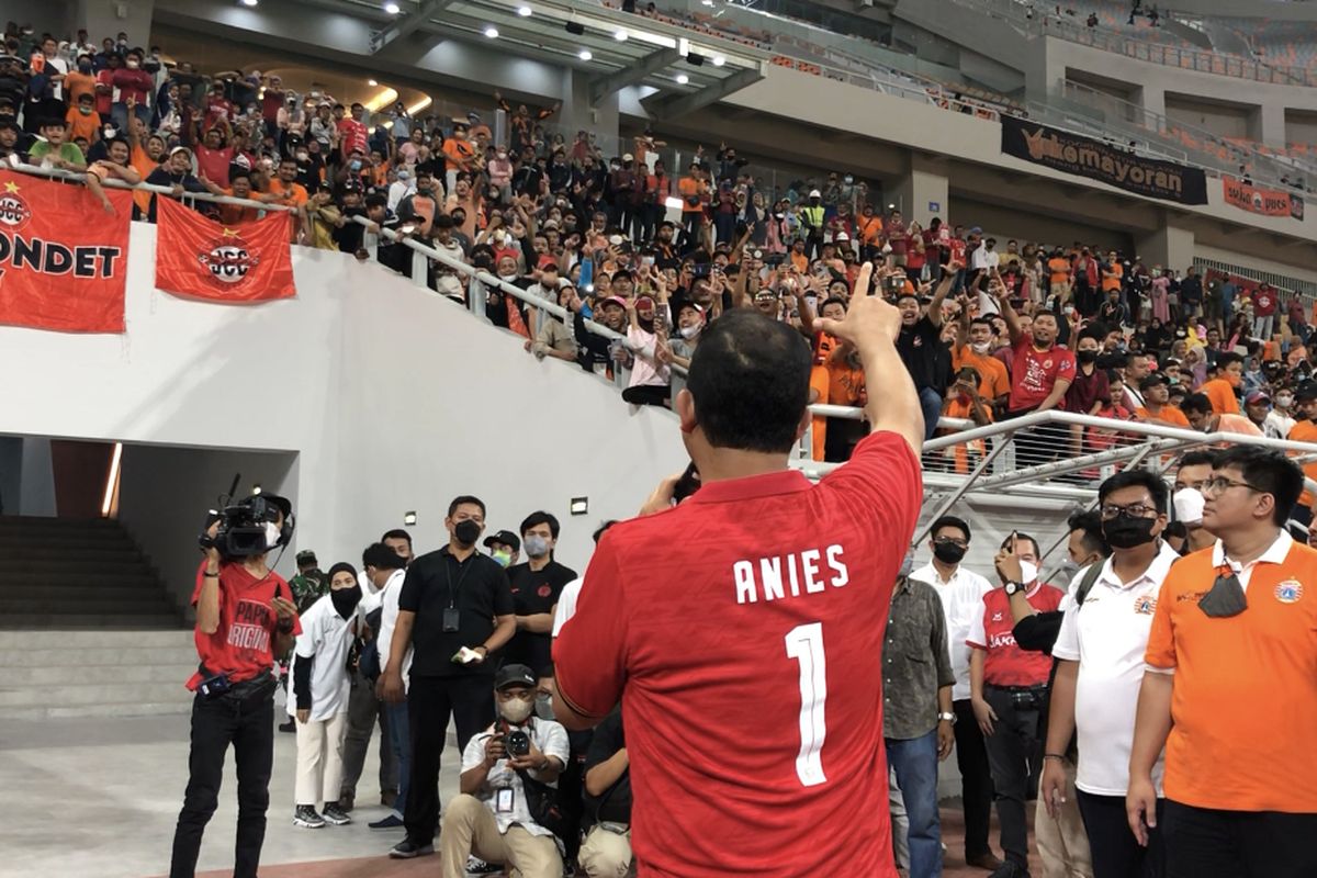 Gubernur DKI Jakarta Anies Baswedan menyapa ratusan suporter Persija di Jakarta International Stadium (JIS), Sabtu (7/5/2022). Anies mengucapkan terima kasih karena bisa merayakan hari ulang tahunnya ke 53 bersama The Jak Mania. 