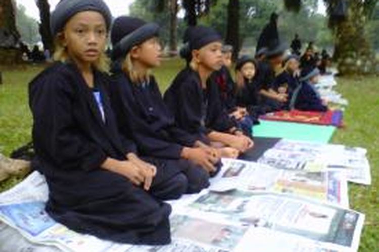 Ratusan anak-anak jamaah Annadzir di Kabupater Gowa, Sulawesi Selatan melakukan shalat Idul Fitri, Rabu (7/8/2013).