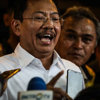 Menteri Kesehatan, Terawan Agus Putranto memberikan keterangan kepada wartawan menjelang kedatangan WNI dari natuna di Bandara Halim Perdana Kusuma, Jakarta Timur, Sabtu (15/2/2020).