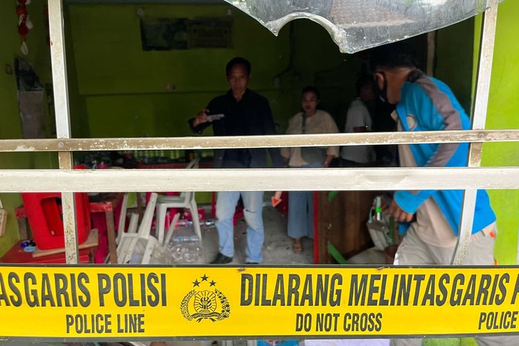 Polisi saat melakukan olah tempat kejadian perkara dalam  peristiwa kebakaran yang melanda sebuah warung di di Jalan Lebak Bene, Legian, Kecamtan Kuta, Kabupaten Badung, Bali, pada Sabtu (22/2/2025). Warung ini segaja dibakar oleh pelaku berinisial TH, (37). KOMPAS.COM/ Yohanes Valdi Seriang Ginta 