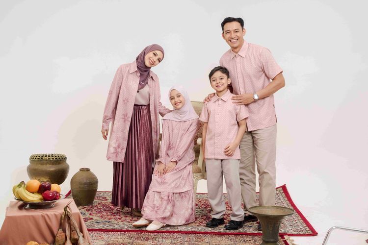 Foto Keluarga Lebih Estetik dengan Busana Sarimbit Lebaran