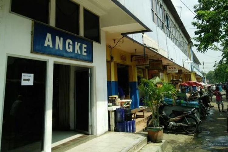 Stasiun Angke yang letaknnya dekat dengan Pasar Angke dan Jalan Tubagus Angke.