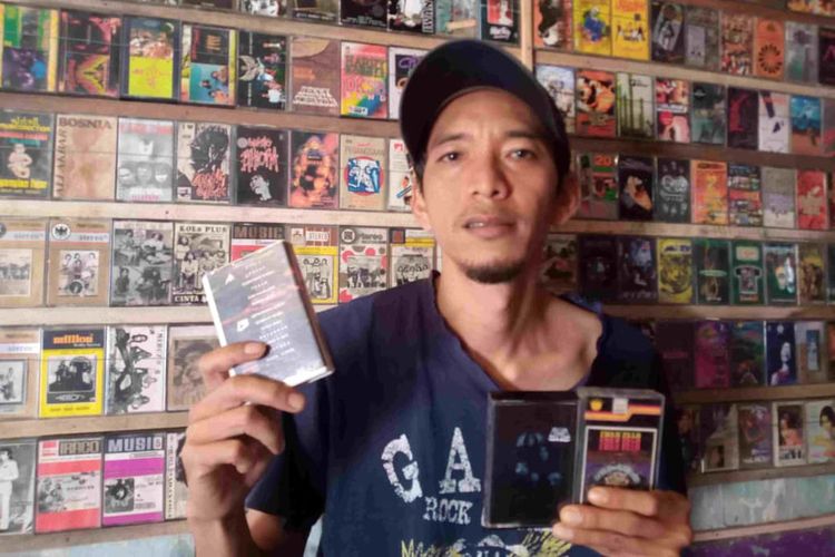 Dodo Pae menunjukkan kaset pita yang masih diminati kolektor di tokonya, Salatiga, Jawa Tengah, Senin (22/3/2021).