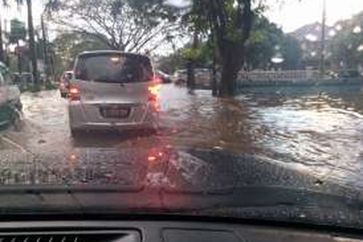 Kawasan sektor 9, Bintaro Jaya, Tangerang Selatan, dilanda banjir setelah hujan deras pada Sabtu (27/8/2016) membuat sungai meluap.