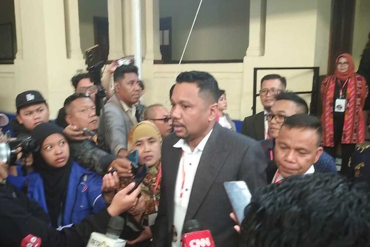 Kuasa hukum tersangka Pegi Setiawan, Insank Nasruddin usai sidang praperadilan di Pengadilan Negeri Bandung, Jawa Barat, Senin (24/6/2024).
