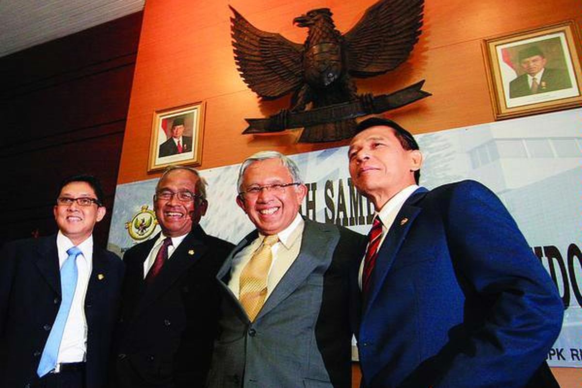 Ketua Badan Pemeriksa Keuangan (BPK) 2004-2009 Anwar Nasution (kedua dari kanan) berfoto bersama empat anggota BPK 2009-2014 (dari kanan ke kiri) Rizal Djalil, Taufiequrachman Ruki, dan Ali Masykur Musa pada acara Pisah Sambut Anggota BPK, di Gedung BPK, Jakarta, Senin (19/10). Keputusan Presiden RI Nomor 79/P Tahun 2009 menetapkan anggota BPK 2009-2014 adalah Hasan Bisri, Hadi Purnomo, Rizal Djalil, Moermahadi Soerja Djanegara, Taufiequrachman Ruki, Muhamad Nurlif, dan Ali Masykur Musa, mengantikan tujuh anggota BPK 2004-2009. Dua anggota BPK lainnya, Herman Widyananda dan Sapto Amal Damandari, masih menjabat hingga 2012. 