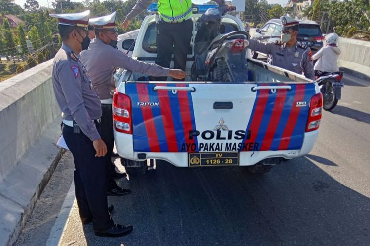 Petugas Satlantas Polresta Pekanbaru mengevakuasi sepeda motor korban laka lantas di fly over Jalan HR Soebrantas, Kota Pekanbaru, Riau, Rabu (1/12/2021).