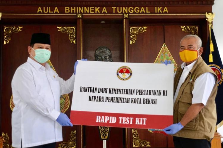Menteri Pertahanan Prabowo Subianto secara simbolis menyerahkan bantuan 5.000 rapid tes kepada Wali Kota Bekasi Rahmat Effendi.