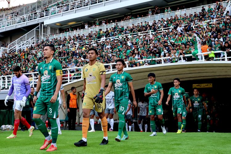 Pemain Persebaya Surabaya memasuki lapangan saat pertandingan ujicoba melawan Bali United untuk memperingati Hari Jadi ke-730 tahun Kota Surabaya yang berakhir dengan skor 3-1 di Stadion Gelora Bung Tomo Surabaya, Minggu (28/9/2023) sore.