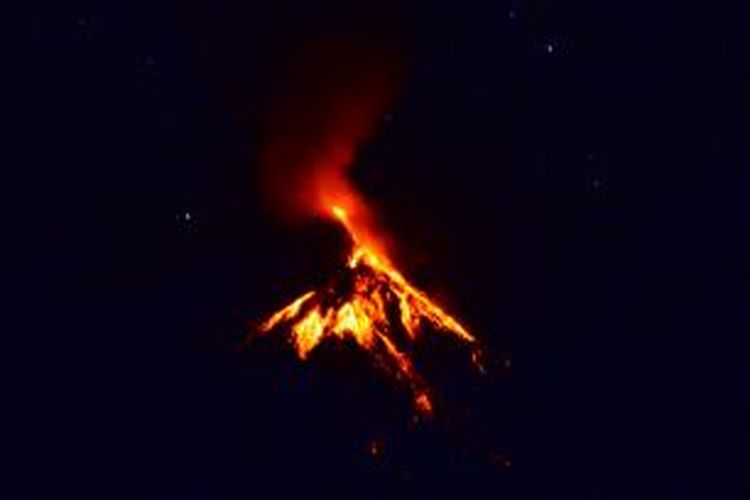 Lava pijar meluncur dari kawah Gunung Api Karangetang di Pulau Siau, Kabupaten Kepulauan Sitaro. Sulawesi Utara, akhir April 2015.