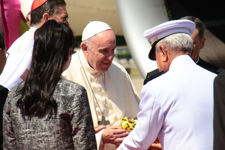 Dalam foto yang dirilis Komite Penyambutan Thailand pada 20 November 2019, Paus Fransiskus sampai di Terminal Militer Bandara Don Mueang di Bangkok, di mana dia bakal memulai tur kunjungan ke Asia.