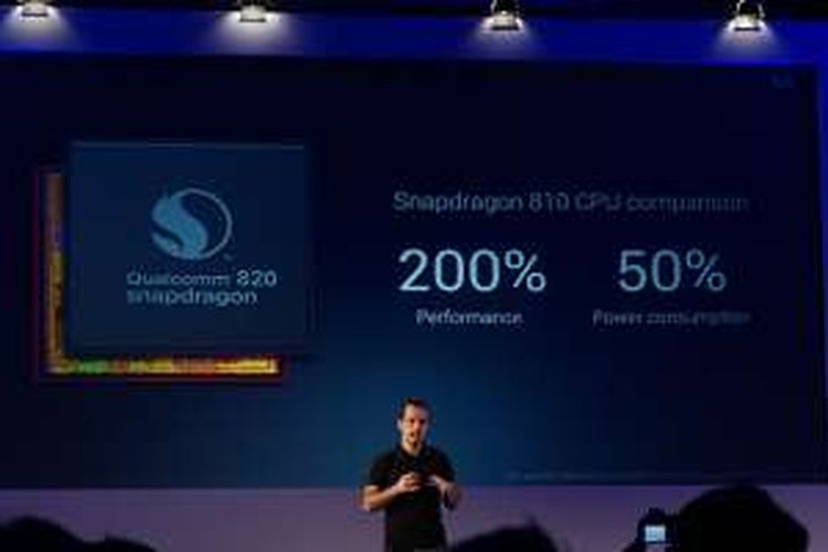 Vice President Global Xiaomi Hugo Barra menjelaskan keunggulan chip Snapdragon 820 pada handset Mi5 dalam acara peluncuran di Barcelona, Spanyol (24/2/2016).