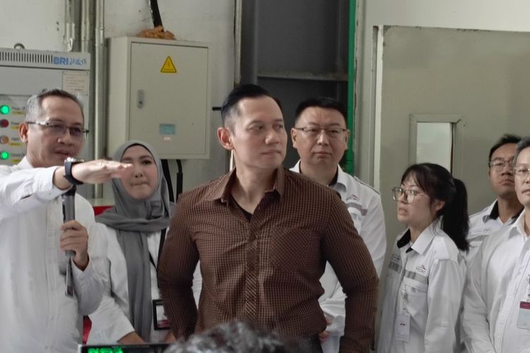 Menko IPK Agus Harimurti Yudhoyono (AHY) saat berkunjung ke Depo Perawatan Kerea Cepat di Stasoun Tegalluar, Kabupaten Bandung, Jawa Barat, Jumat (11/7/2025)