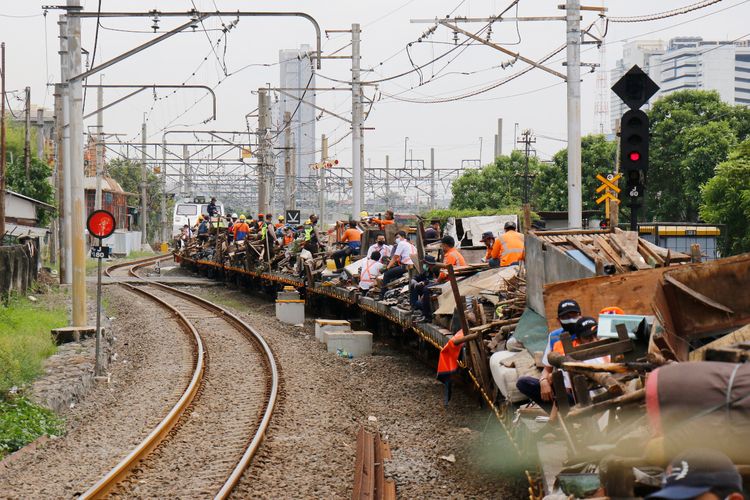 PT KAI Daop 1 Jakarta melakukan penertiban pada 137  bangunan liar di sekitar jalur kereta api antara Stasiun Angke hingga Stasiun Kampung Bandan, Jakarta, sepanjang 4,1 kilometer.