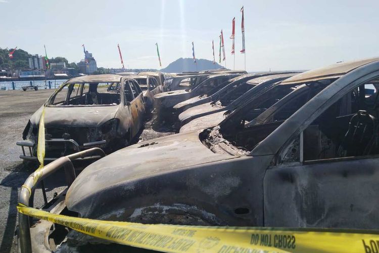 12 unit mobil yang terbakar di lapangan parkir Kantor DPR Papua, Jayapura, Papua, Rabu (23/8/2023)