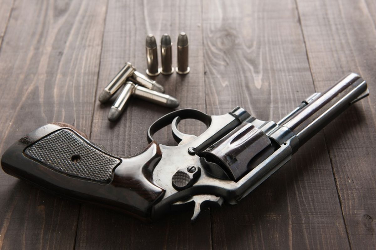 Ilustrasi pistol revolver.