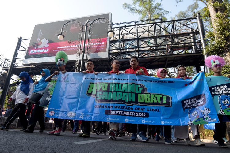 Plh. Sekretaris Daerah Provinsi Jawa Barat Daud Achmad menghadiri Aksi Nasional Pemberantasan Obat Ilegal dan Penyalahgunaan Obat: Ayo Buang Sampah Obat! Gerakan Waspada Obat Ilegal di kawasan Car Free Day (CFD) Dago, Kota Bandung, Minggu (1/9/2019).