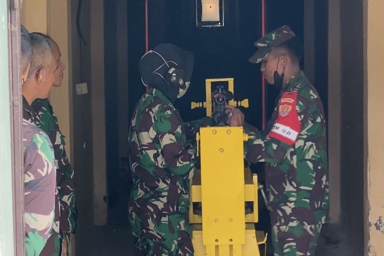 Petugas menguji munisi kaliber 7,62 x 51 milimeter (mm) rancangan PT Pindad (Persero) di Laboratorium Dinas Penelitian dan Pengembangan Angkatan Darat (Dislitbangad), Batujajar, Bandung Barat, Jawa Barat, Kamis (25/5/2022).