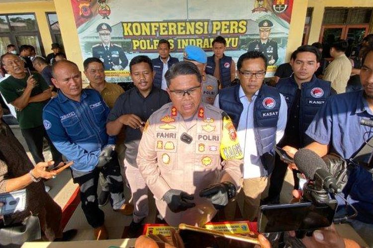 Kapolres Indramayu, AKBP M Fahri Siregar, memberikan keterangan kepada wartawan, Rabu (19/6/2024).