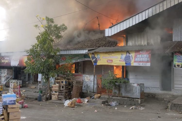 LUDES—Puluhan kios dan ratusan loss ludes terbakar setelah api menghanguskan pasar tradisional Dungus, Kecamatan Wungu, Kabupaten Madiun, Jawa Timur, Minggu (4/9/2022).