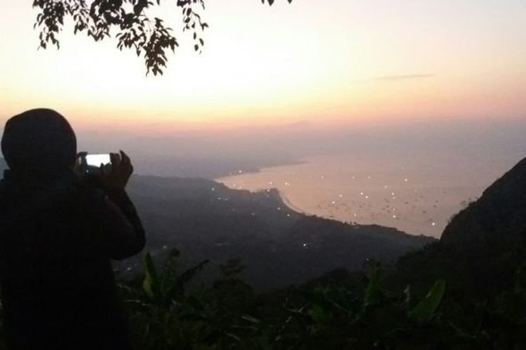 Panorama matahari terbit dari Puncak Habibie, Sukabumi.
