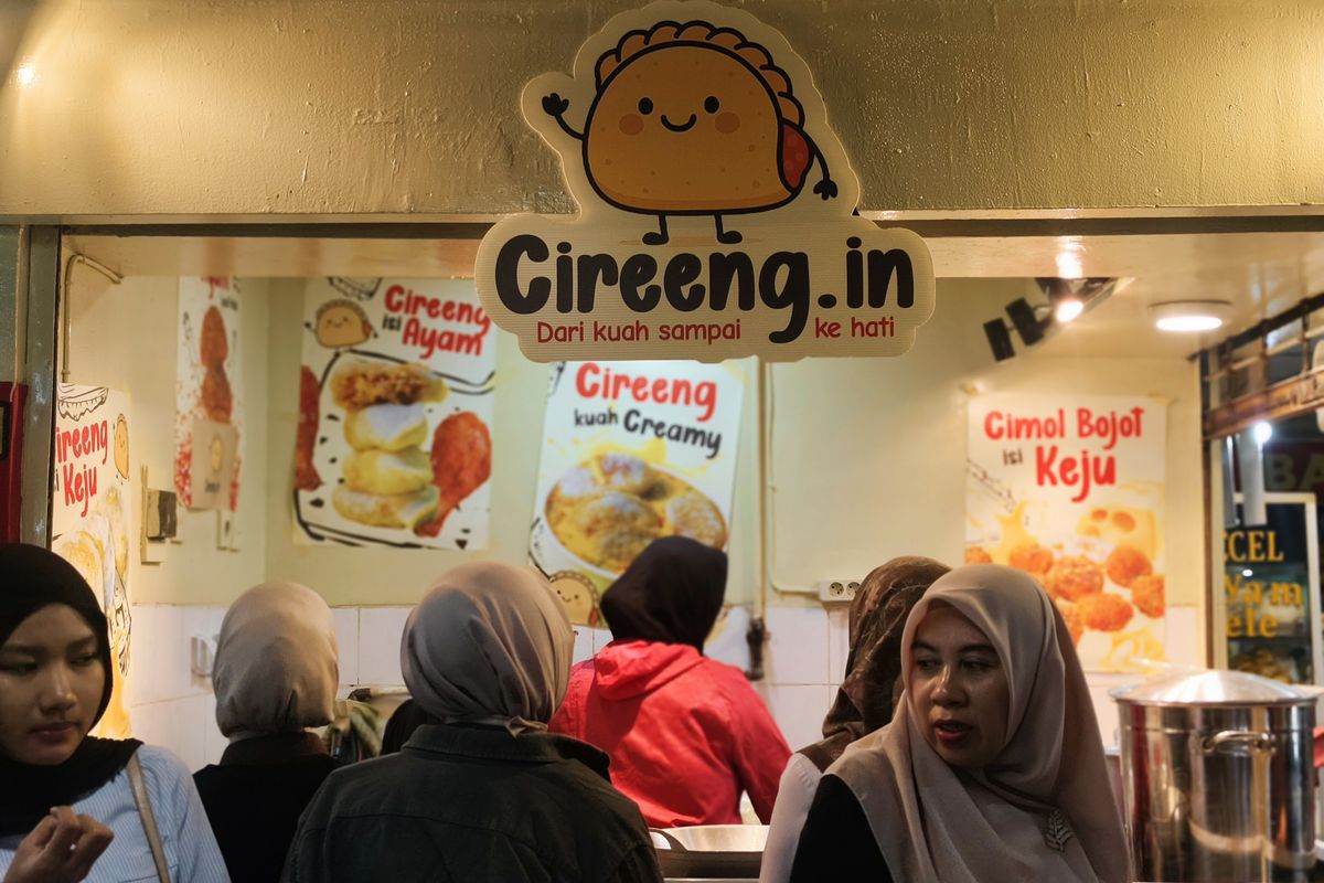Kios Cireeng.in di pujasera Blok M Square, Jakarta Selatan, Senin (30/6/2025). 