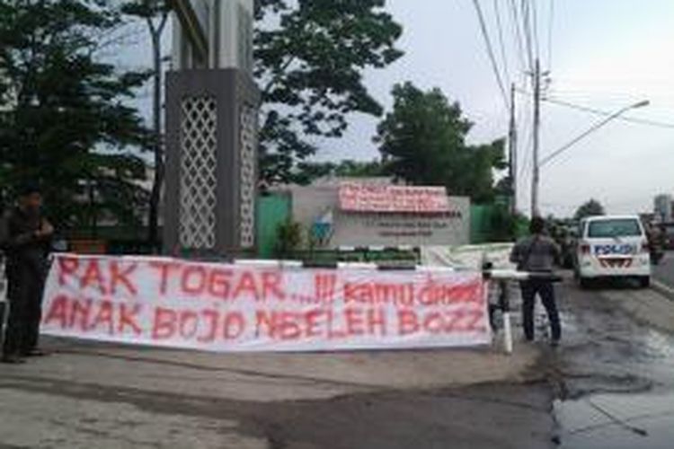 Spanduk di depan PT IGN, Kendal yang dipasang para karyawan yang tertunggak gajinya selama empat bulan.