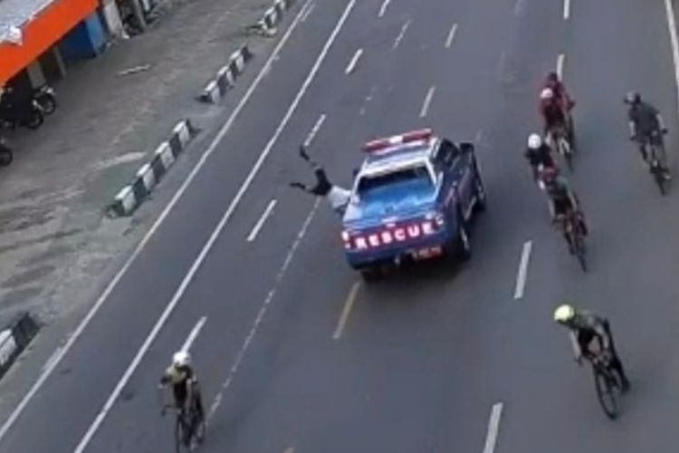 Mobil Rescue Kementerian Sosial berplat merah menabrak lari seorang pengendara sepeda di Jl Nusantara, Makassar. Peristiwa tabrak lari terekam CCTV dan viral di berbagai media sosial.