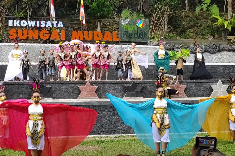 Pertunjukan sendratari Tribuana Manggala Bakti di Ekowisata Sungai Mudal di Kalurahan Jatimulyo, Kapanewon Girimulyo, Kabupaten Kulon Progo, Daerah Istimewa Yogyakarta.