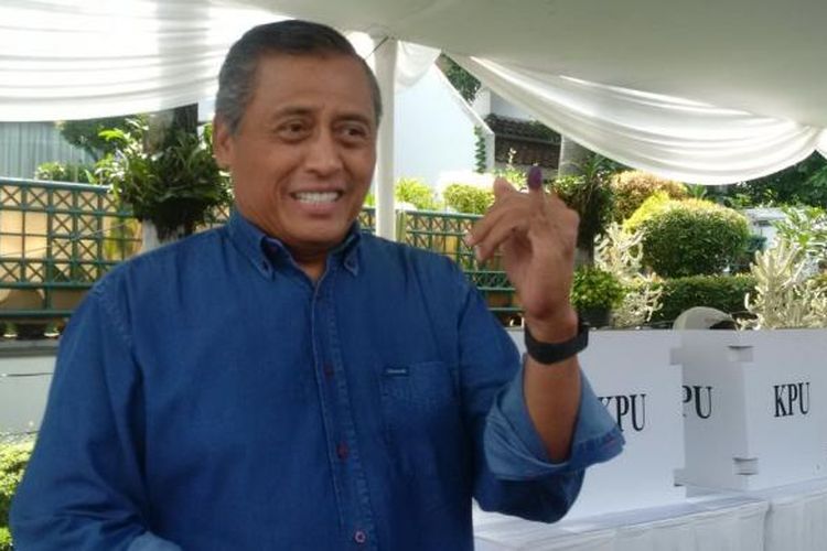 Mantan Kapolri Jenderal (Purn) Soetanto usai menggunakan hak pilih untuk Pilkada DKI Jakarta di TPS 87 Pondok Indah, Jakarta Selatan, Rabu (15/2/2017). 