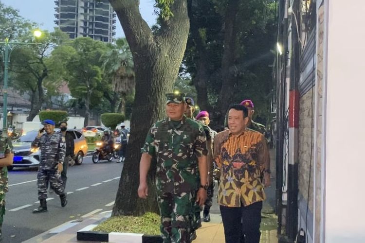 Kepala Staf Angkatan Laut (KSAL) Laksamana Yudo Margono terlihat jalan kaki dari Wisma Elang Laut menuju rumah dinasnya di Kawasan Mentang, Jakarta Pusat, Jumat (2/12/2022) sore.