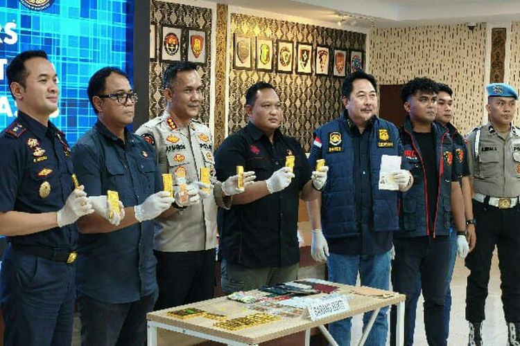 2 WNA China Ditangkap di Bandara Manado, Bawa 16 Batang Emas Diduga Ilegal