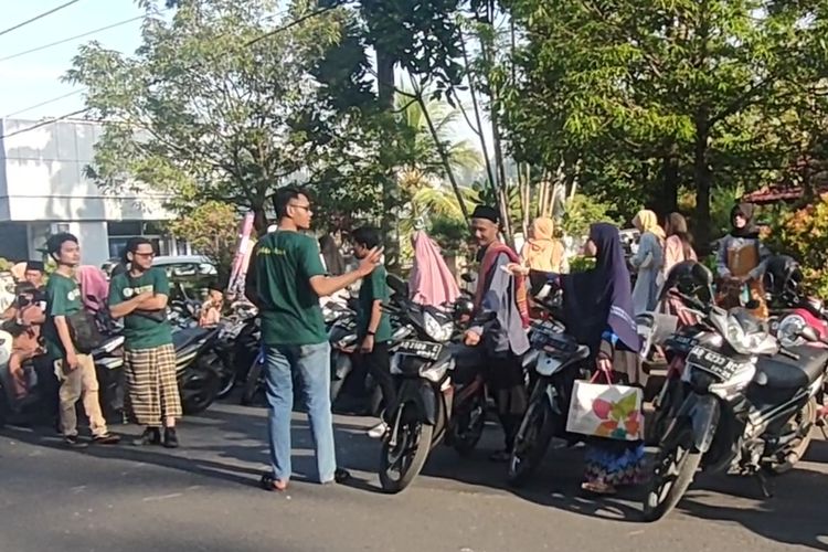 Beberapa pemuda gereja terlihat jaga parkir jamaah yang sedang shalat Ied di kawasan alun-alun Wates, Kabupaten Kulon Progo, Daerah Istimewa Yogyakarta, Jumat (21/4/2023) lalu.