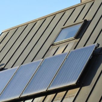 Pemasangan panel surya pada atap logam dengan jahitan berdiri
