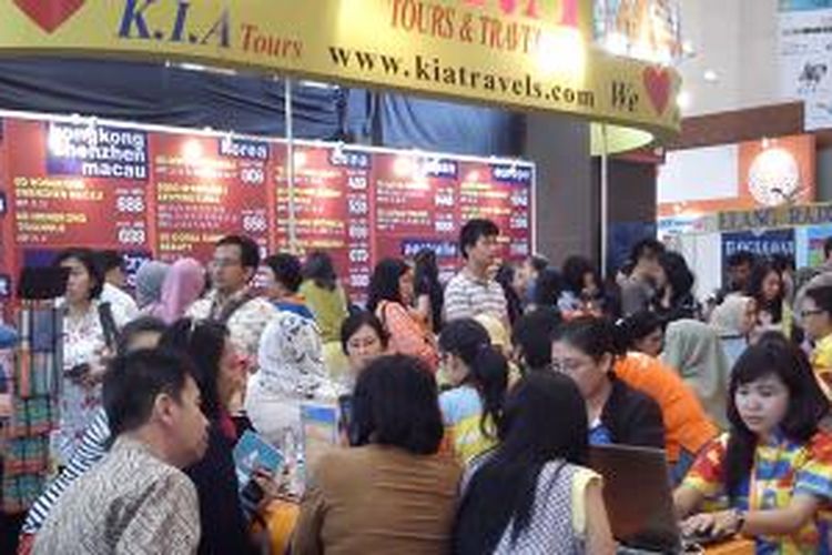 Suasana hari pertama Garuda Indonesia Travel Fair (GATF) 2013, Jumat (13/9/2013). Pengunjung mulai memadati area pameran di Cendrawasih Room, Jakarta Convention Centre (JCC). 