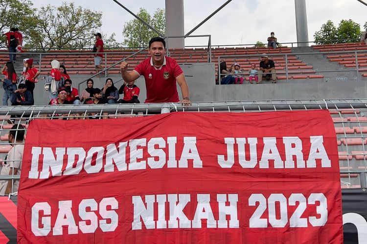 Suporter Timnas Indonesia Domy Stupa saat mendukung babak penyisihan Piala AFF 2022 Brunei Darussalam melawan Timnas Indonesia yang berakhir dengan skor 0-7 di Stadion Kuala Lumpur Malaysia, Senin (26/12/2022) sore. 