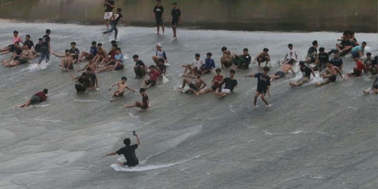 Berita Harian Banjir Kanal Barat Jadi Arena Bermain Terbaru Hari Ini -  Kompas.com