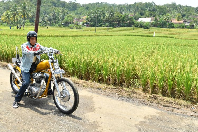 Presiden Joko Widodo bersama dengan motor choppernya di daerah Sukabumi Jawa barat.